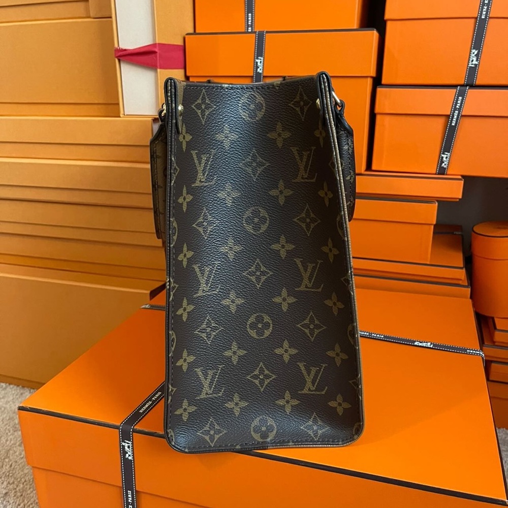 ❌SOLD❌ Authentic LV OnTheGo MM Monogram - Picture 3 of 5
